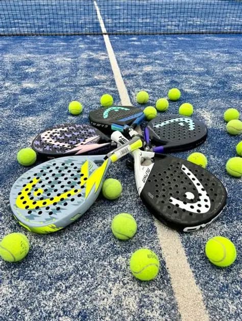 Entrenamiento en cancha de pádel